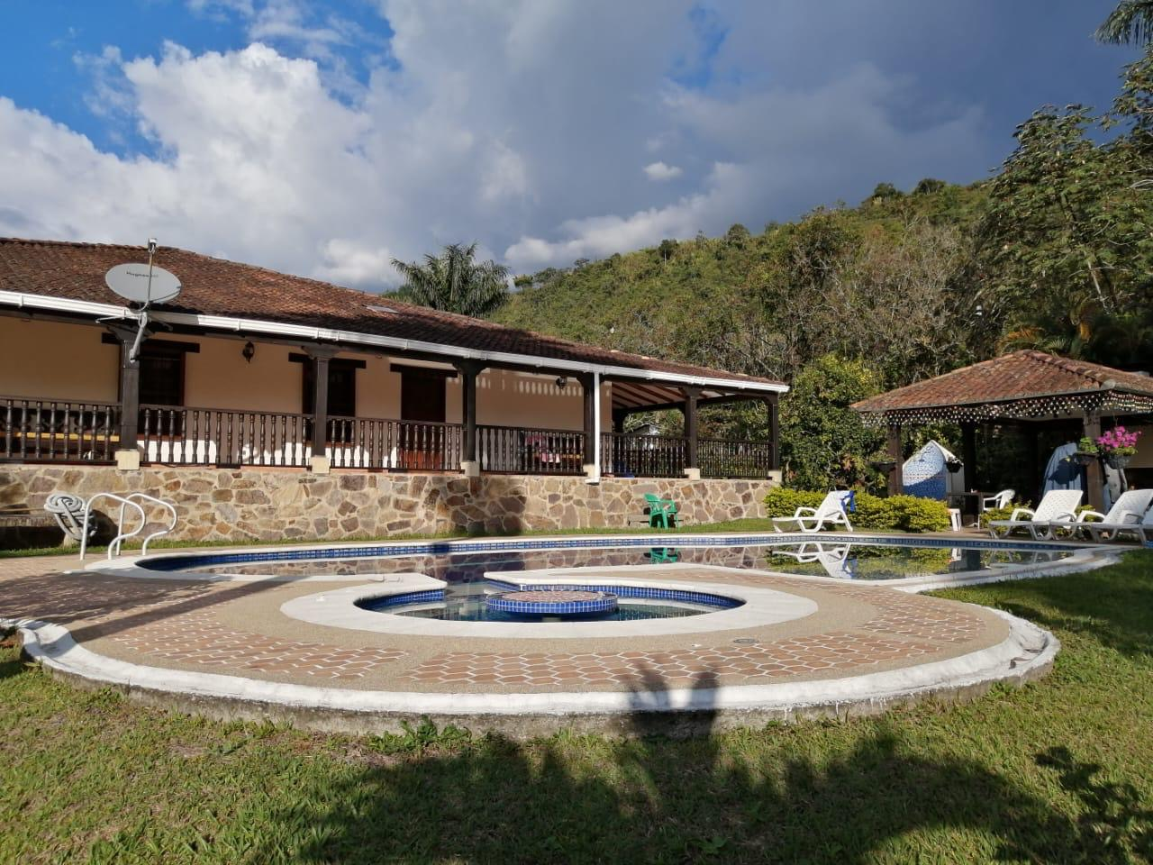 Piscina y jacuzzi
